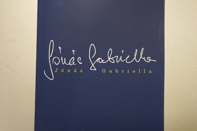 A Mi: ilyenek voltunk interjúsorozat első kiadványa a Negyela László közreműködésével készült Jónás Gabriella életpályáját bemutató kötet (Fotó: ukács Melinda felvétele)