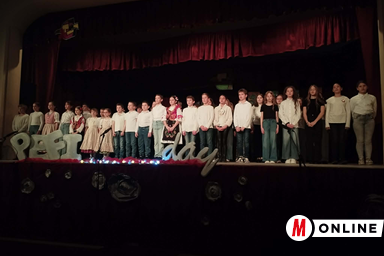 Az ünnepi műsor elején a diákkórus előadásában csendült fel az iskola himnusza (Fotó: Kancsár Izabella)