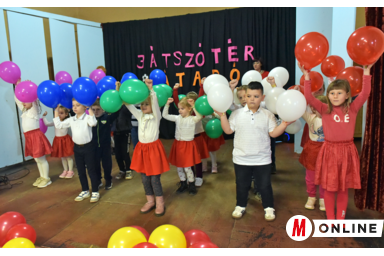 Kisebb és nagyobb gyerekek egyaránt jól szórakozhatnak a fölújított játszótéren / Gergely Árpád felvétele