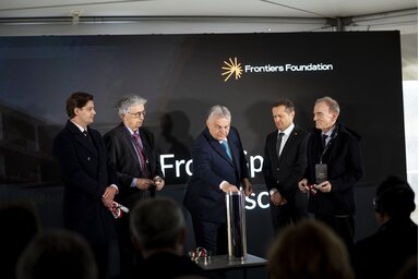 MTI/Ünnepélyes alapkőletétel. Orbán Viktor középen, Krausz Ferenc jobbról