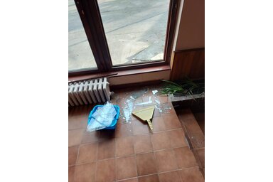 A betörés során az egyik ablak üvegét törték be / Ferencz József felvétele