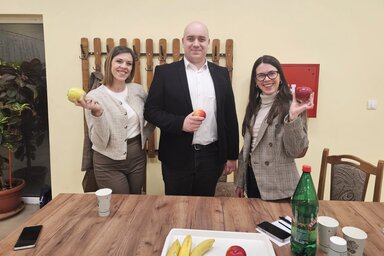 Detki Kókai Anikó, Kovács Viktor és Dupák Evelin az első találkozón (Fotó: Gunaras helyi közössége)