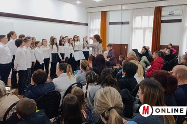 A Topolyai Alapfokú Zeneiskola kórusa a megnyitón (Fotó: Kazinczy Paszterkó Diana)