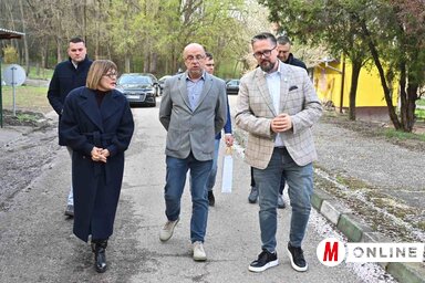 Maja Gojkovićot és dr. Juhász Bálintot fogadja Majláth Béla, az Otthon igazgatója (Fotó: Ótos András)