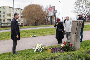 A péterváradi hídfeljáró közelében lévő emléktáblánál koszorúzással emlékeztek meg Oleg Nasov halálának 27. évfordulójáról (Fotó: Grad Novi Sad)