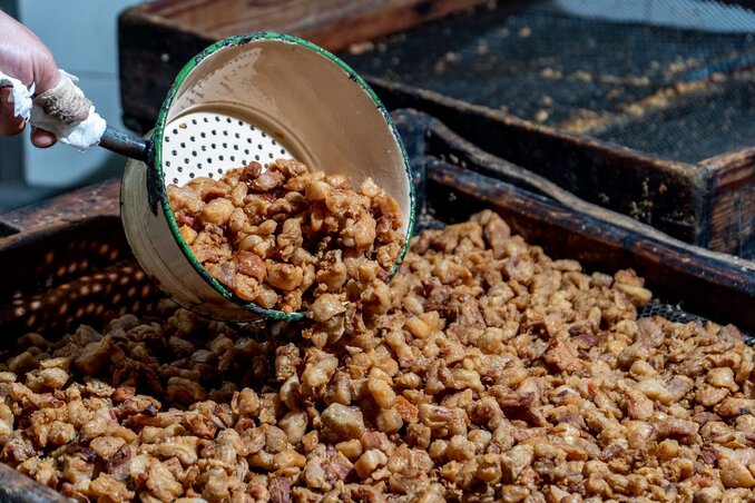 Sveže pečeni čvarci, u duhu tradicionalnih ukusa