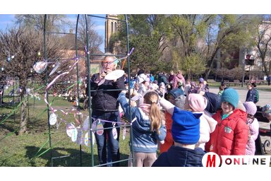 Az óvó nénik segítségével kerültek fel a díszek a fákra és a lugasra (Herceg Elizabetta felvétele)