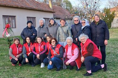 A munkaakcióban részt vevő hölgyek (Fotó: Írisz Virágkedvelők és Környezetvédők Egyesülete)