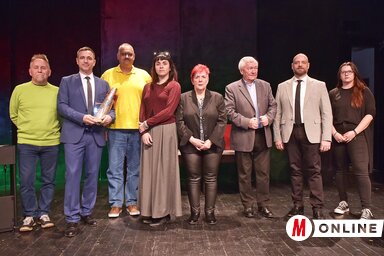 A Vajdasági Magyar Újságírók Egyesülete Médiadíja átvételének ünnepélyes pillanata (Gergely Árpád felvétele)