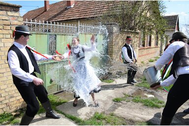 Törökkanizsán langyos vízzel locsolnak, hogy a lányok meg ne fázzanak (Fotó: Magánarchívum)