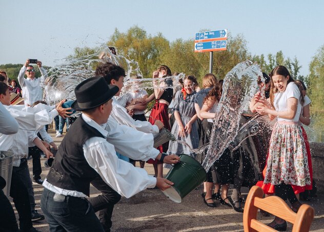 A zentai Tisza-parton tavaly a Tisza vizével locsolták meg a lányokat (Fotó: Herédi Krisztián)