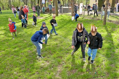 A gyerekek nagy örömmel keresgélték az elrejtett tojásokat