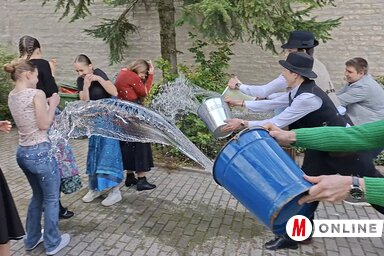 Egy lány nem se maradt szárazon  (Fotó: Molnár Edvárd felvétele)