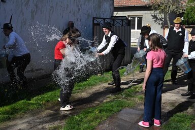 Nem maradtak szárazon a lányok Temerinben sem (Fotó: Ótos András felvétele)