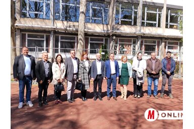 Csoportkép az iskola udvarában, háttérben a kicserélt nyílászárók / Tóth Péter felvétele