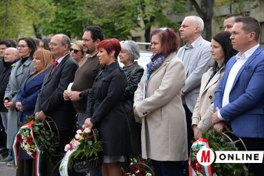 A Fehér Ferenc téren egybegyűltek a költő munkássága előtt tisztelegtek (Fotó: Dávid Csilla felvétele)