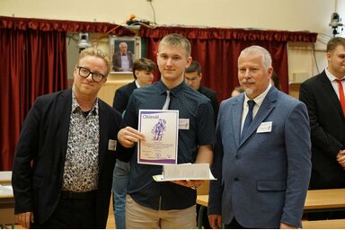 Fotó: Adai Műszaki Iskola/Muzslai Ádám és Cvejić Ognjen a zsűri elnökével a szekszárdi Neumann-versenyen