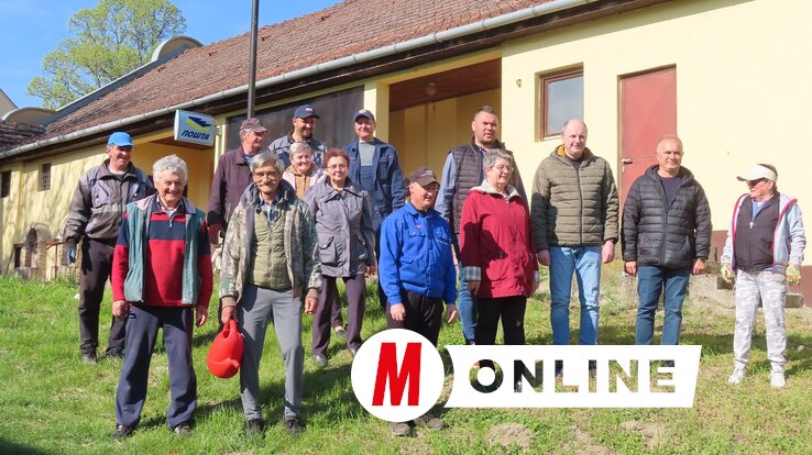 Jaksa Róbert államtitkár, a falu vezetői és a település több civil szervezetének tagjai is bekapcsolódtak a munkába (Fotó: KIss Zoltán felvétele)