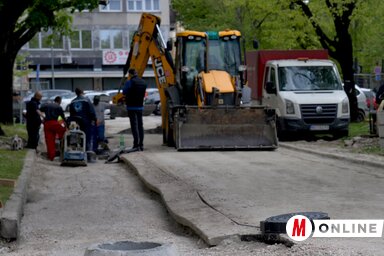 A Makszim Gorkij utcában folytatódik a csatornázás, valószínű, hogy szeptember derekáig lesz érvényben a forgalomkorlátozás (Fotó: Dávid Csilla felvétele)