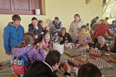 A gyerekek és a szülők együtt festették a húsvéti tojásokat (Fotó: Bartus Bella)