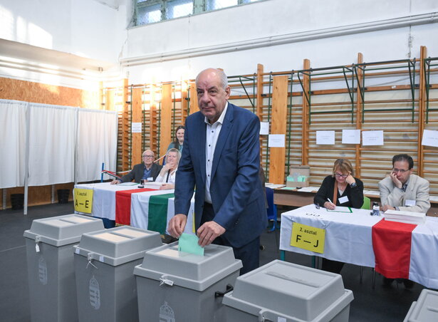 Sulyok Tamás köztársasági elnök leadja szavazatát az országgyűlési választáson Budapesten (Fotó: MTI/Bruzák Noémi)
