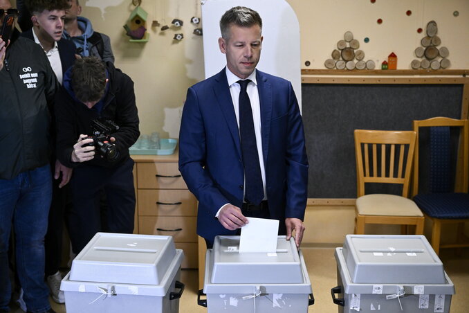 Magyar Péter, a Tisza Párt elnöke leadja szavazatát az országgyűlési választáson (Fotó: MTI/Hegedüs Róbert)