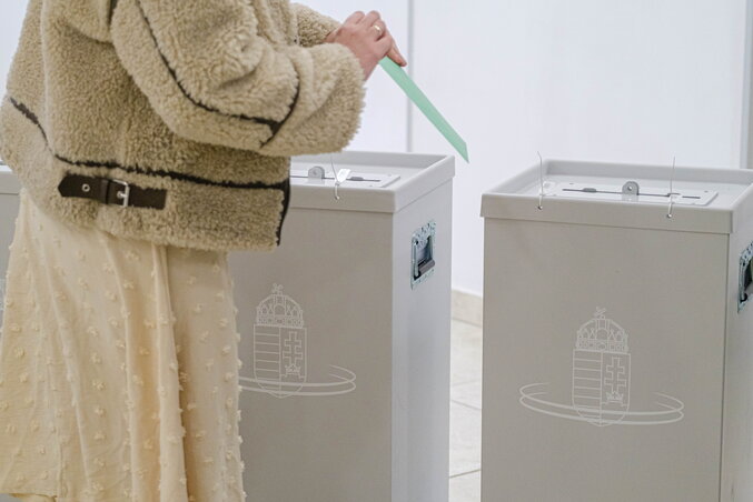 Egy nő leadja szavazatát az országgyűlési választáson a csíkszeredai főkonzulátus által a Sapientia Erdélyi Magyar Tudományegyetem épületében kialakított szavazókörben (Fotó: MTI/Veres Nándor)
