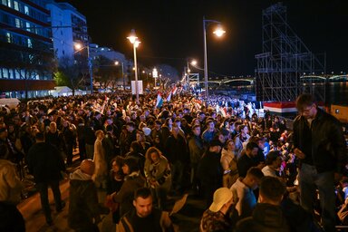 A szakértők szerint a magyar kormányváltás után nem lehet teljes fordulatra számítani, mert Magyar Péter más ember jelöltként és miniszterelnökként (Fotó: MTI)