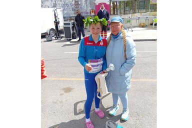 Tiana Šebek Čaki sa trenerom, Elvirom Janoši, nakon dolaska na cilj