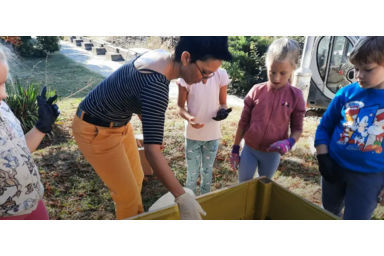 Kertészkedés az iskola udvarában / Turkál Marianna archívumából