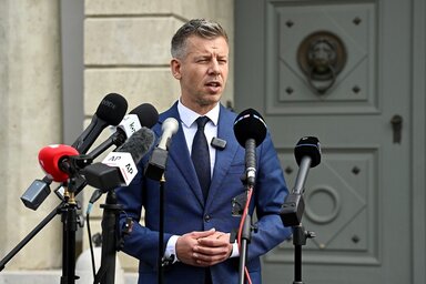 MTI/Hegedüs Róbert/Magyar Péter, a Tisza Párt elnöke sajtótájékoztatót tart a Sándor-palota előtt