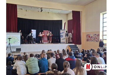 Népzenével és néptánccal hozták közelebb a hagyományokat az óbecsei diákokhoz / Kancsár Izabella felvétele