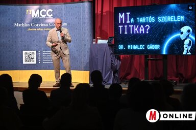 A szakember humortól sem mentes, lendületes előadását élvezettel hallgatta az újvidéki közönség (Fotó: Ótos András felvétele)