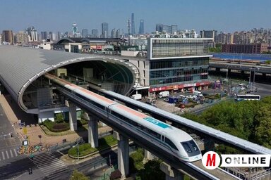 A maglevszerelvényeket a pálya mozgatja, a mágneses lebegést biztosító technológia lényege tehát az „útban” van, nem a járműben