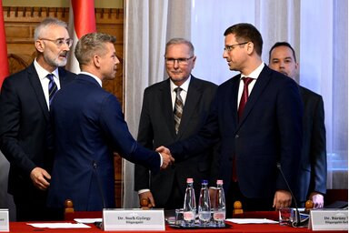 MTI/Hegedüs Róbert/Magyar Péter és Gulyás Gergely az Országgyűlés alakuló ülését előkészítő tárgyaláson