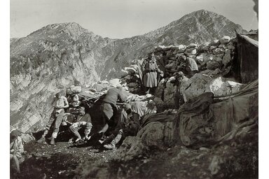 Lőállás a sziklás hegyoldalban (Fotó: fortepan.hu)