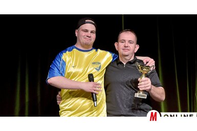 Szőke Dániel, az est házigazdája Nagy Gergellyel, az I. Vajdasági Humorfesztivál első helyezettjével (Gergely Árpád felvétele)