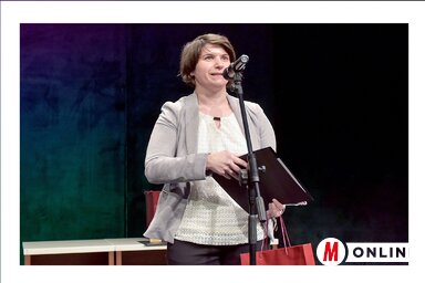 Erős Kincses Krisztina a Vajdasági Magyar Újságírók Egyesülete Év Újságírója díjával/Gergely Árpád felvétele