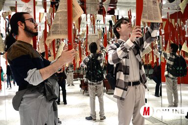 Az Európa Kollégium költészetkedvelő diákja nemrégiben meglátogatták székházunkat, ahol a költészet napjához kapcsolódva rendhagyó, élményalapú programban vettek részt (Fotó: Dávid Csilla)