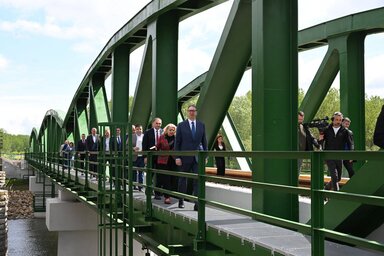 Aleksandar Vučić államfő gyalogosan kelt át az új hídon (Fotó: Beta)