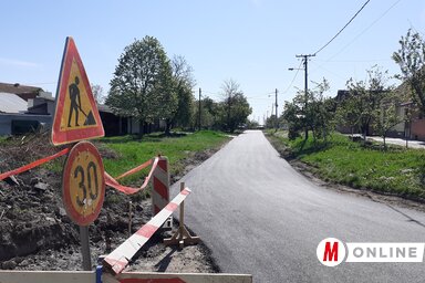 Az úttest burkolata évek óta rossz állapotban volt, az Ady Endre utca kereszteződésénél esős időben megállt a víz (Fotó: Dancsó Áron felvétele)