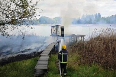 A part menti száraz növényzet égett (Hadzsy János Önkéntes Tűzoltó Testület)