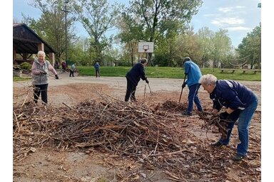 A nyugdíjasok a sportpályák környékét tették rendbe (Fotó: Gulyás Mária)