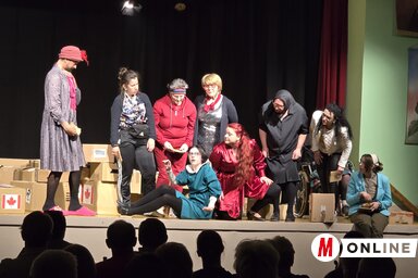 Jelenet a szenttamási Liliomfi társulat előadásából (Fotó: Paraczky László)