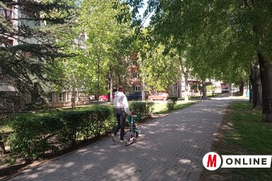 Momo Kapor (1937–2010) mellszobra ezen a telken áll majd, amennyiben a képviselő-testület rábólint a szoborállítási kezdeményezésre (Fotó: Szeli Balázs felvétele)