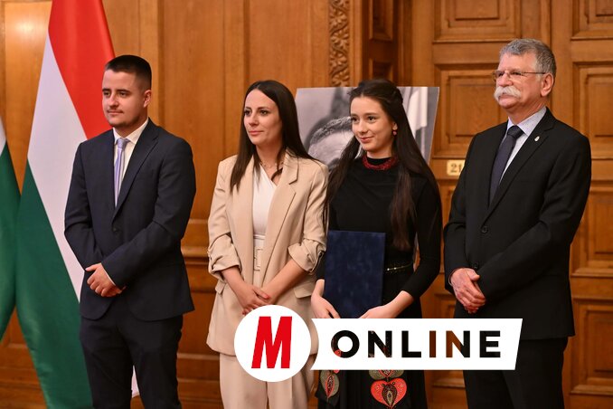 A vajdasági Tillinkó Luca átvette az oklevelet (Fotó: Molnár Edvárd felvétele)