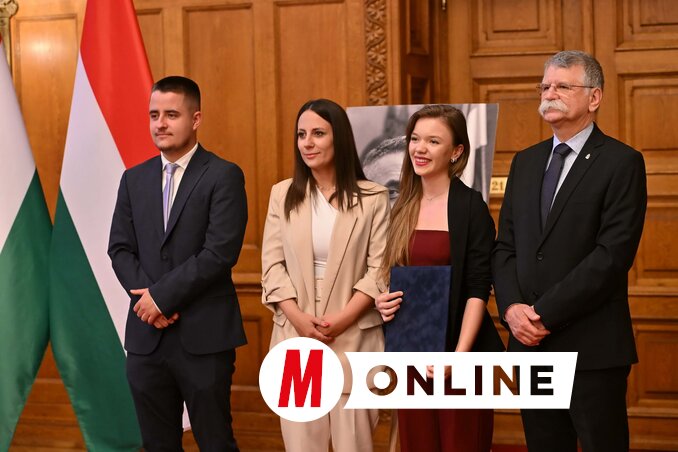 A vajdasági Papp Lea az oklevélátadás pillanatában (Fotó: Molnár Edvárd felvétele)