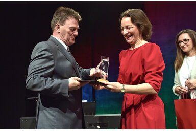 Paraczky László átveszi az elismerést Homolya Horváth Ágnestől  (Gergely Árpád felvétele)