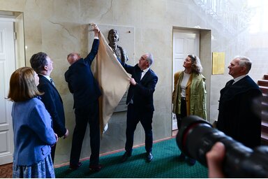 MTI/Czeglédi Zsolt/A IV. Károlyt ábrázoló dombormű felavatása a Debreceni Egyetem klinikai központjában