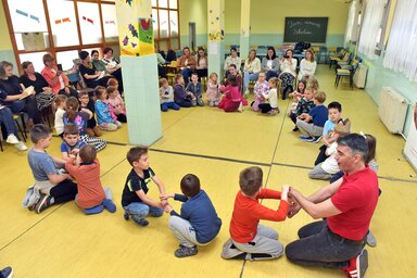 A diákok vidáman játszottak az oktatókkal (Gergely Árpád felvétele)
